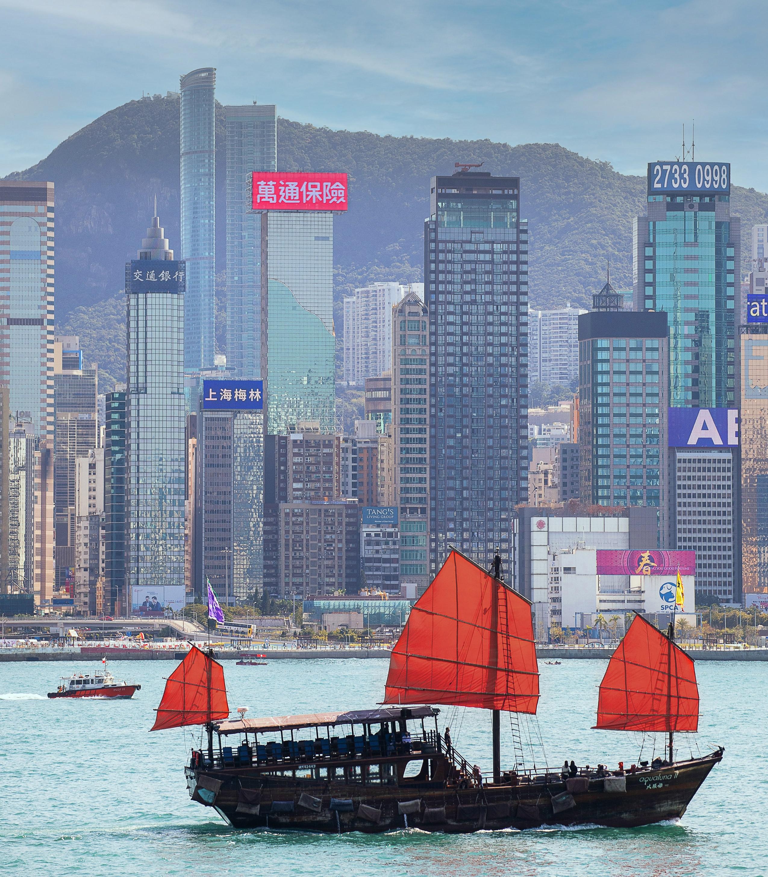 The YF Life mega LED rooftop sign stands as a hallmark of the brand’s commitment and contribution to the insurance industry and to Hong Kong.