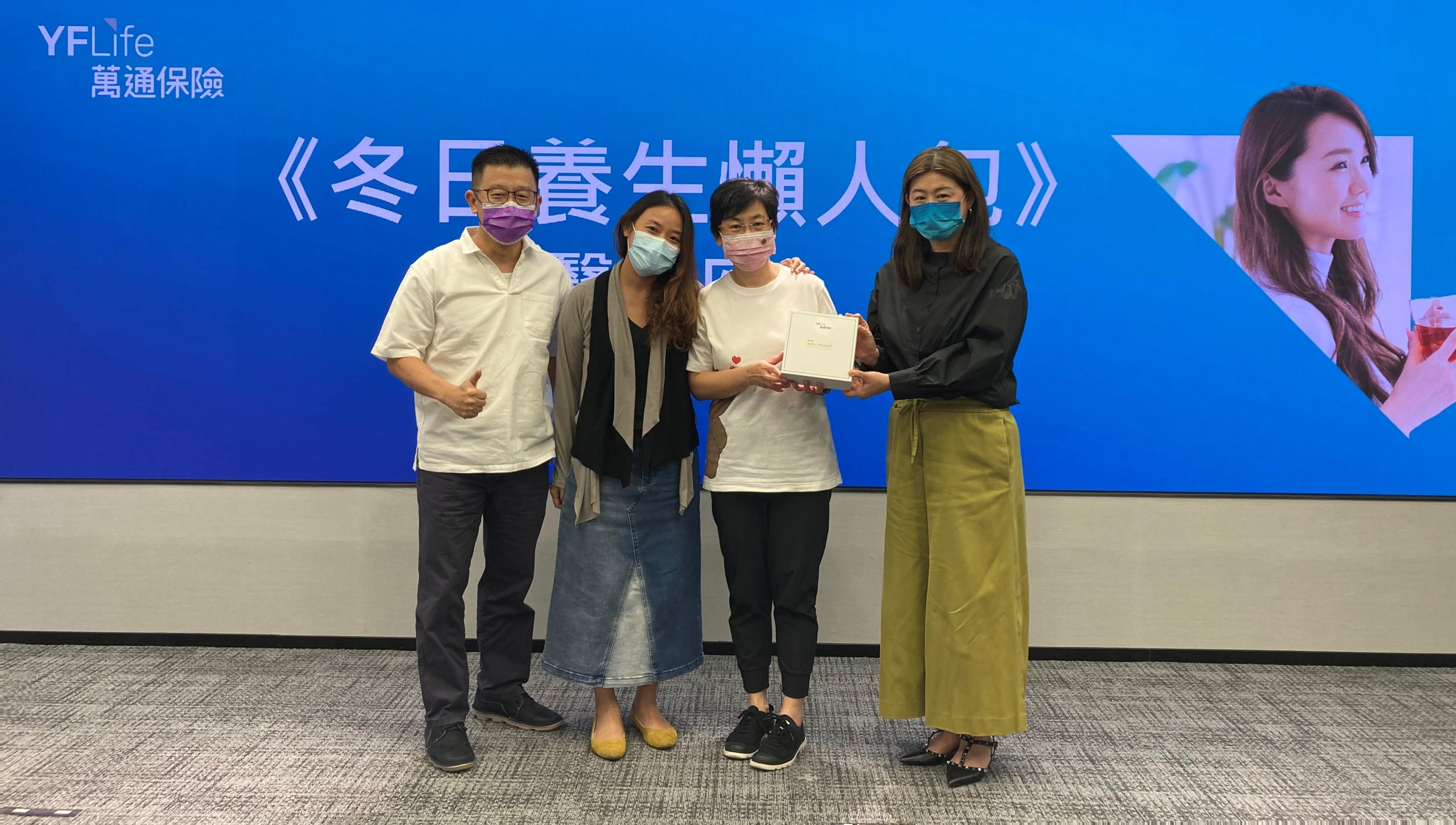 萬通保險個人業務部助理副總裁沈倩文小姐（右）向《冬日養生懶人包》中醫講座大抽獎幸運兒送上OTO Nectonic脈衝按摩器，並與幸運兒及其理財顧問合照。