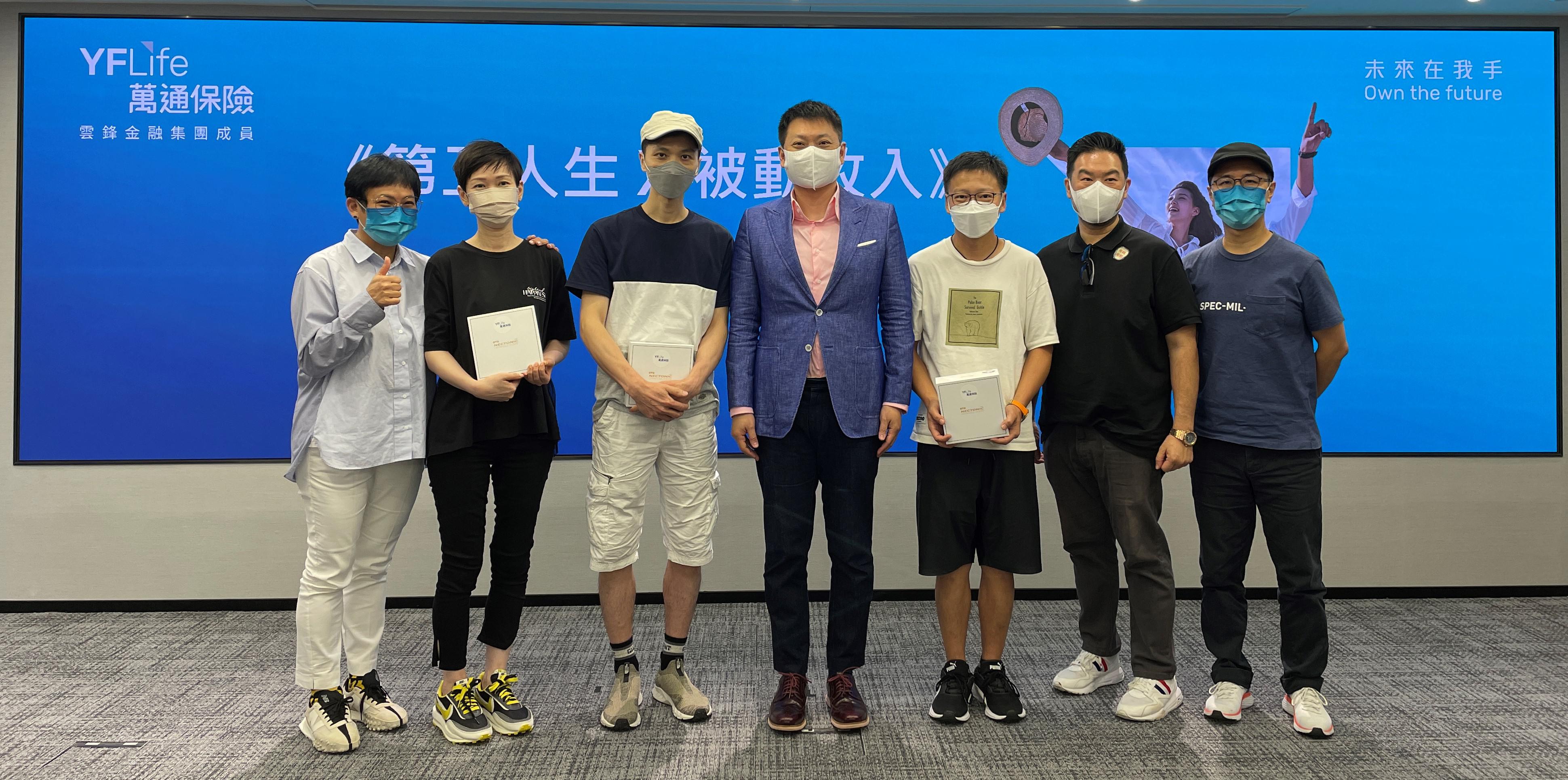 The three winners of the lucky draw at the YF Life “Second Life x Passive Income” Seminar receive an OTO Nectonic Stimulator. Mr. Gerald Yip, Deputy Chief Agency Officer at YF Life (centre), congratulates the three winners and their financial consultants. 